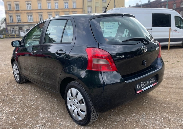 Toyota Yaris cena 17500 przebieg: 177000, rok produkcji 2007 z Świętochłowice małe 667